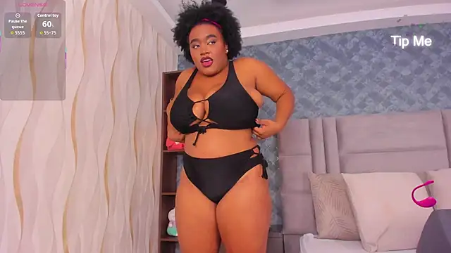 Snapshot of NiiaMoore chatting on December 19, 2025, 8:44 pm NiiaMoore online show from December 19, 2025, 8:44 pm