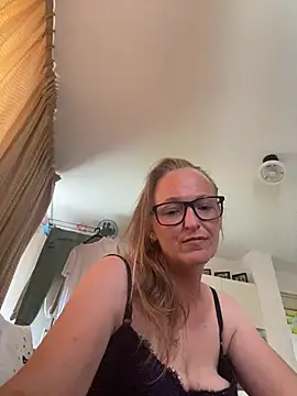 KikiDenhaag online show from July 17, 2026, 11:40 am