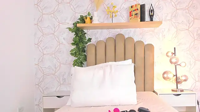 Snapshot of Roma__love chatting on October 15, 2025, 12:02 pm Roma love online show from October 15, 2025, 12:02 pm