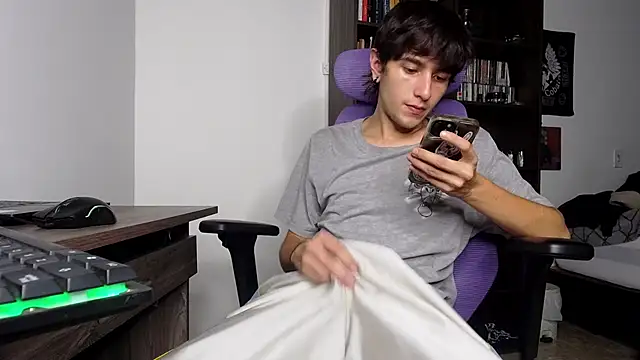 Snapshot of alex_connorr chatting on November 7, 2025, 3:33 am alex connorr online show from November 7, 2025, 3:33 am