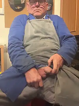 Snapshot of oldgayman chatting on November 9, 2025, 1:37 pm oldgayman online show from November 9, 2025, 1:37 pm