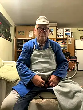 Snapshot of oldgayman chatting on September 17, 2025, 5:37 pm oldgayman online show from September 17, 2025, 5:37 pm