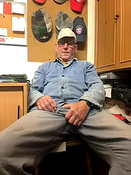 Snapshot of oldgayman chatting on October 12, 2025, 11:22 am oldgayman online show from October 12, 2025, 11:22 am