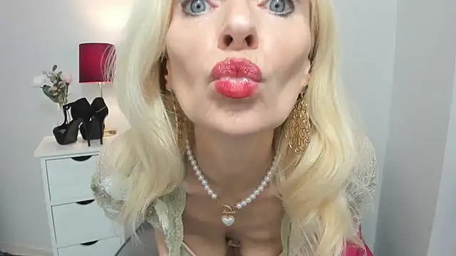 Snapshot of CrystalHotty chatting on February 6, 2025, 10:10 pm CrystalHotty online show from February 6, 2025, 10:10 pm