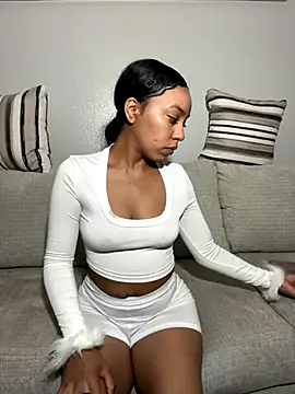 juicyyy323 online show from November 7, 2025, 1:59 pm