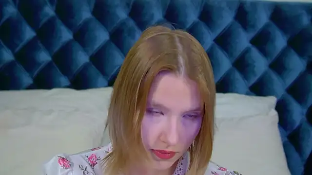 LiliLinn online show from October 22, 2025, 4:12 am