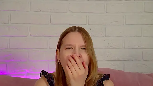 LiliLinn online show from May 25, 2026, 4:23 am