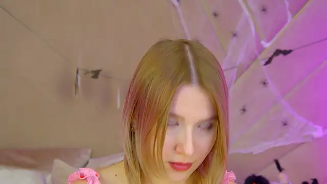 LiliLinn online show from November 1, 2025, 5:36 am