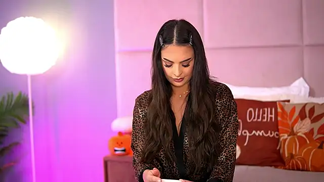 Snapshot of AlmaLuv chatting on October 19, 2025, 3:53 am AlmaLuv online show from October 19, 2025, 3:53 am