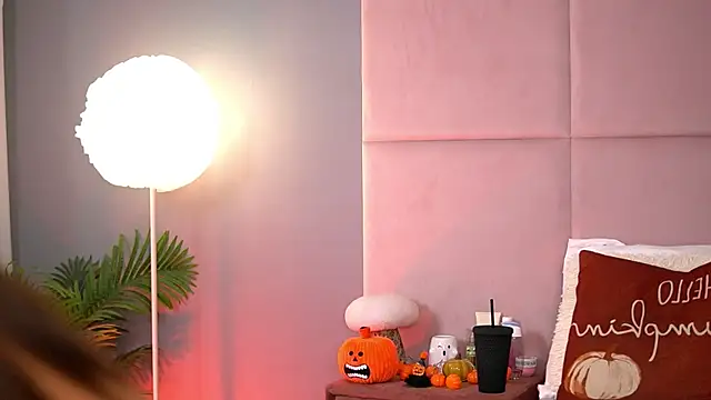 Snapshot of AlmaLuv chatting on November 21, 2025, 4:55 am AlmaLuv online show from November 21, 2025, 4:55 am