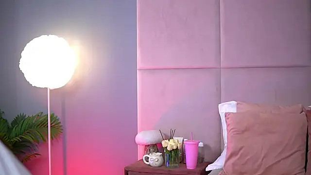 Snapshot of AlmaLuv chatting on September 20, 2025, 3:55 am AlmaLuv online show from September 20, 2025, 3:55 am