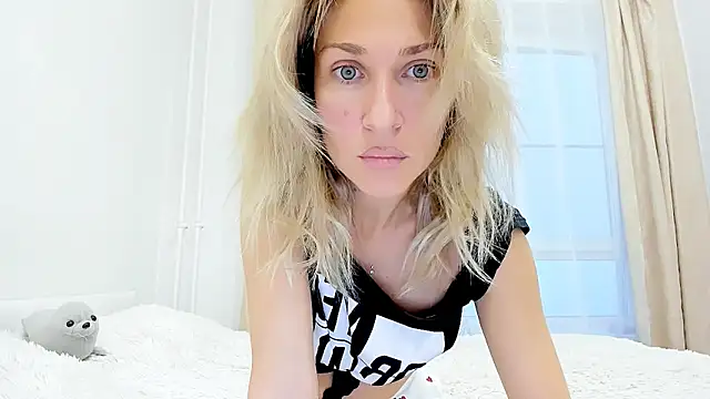 Snapshot of Mona_Cruz chatting on October 19, 2025, 2:09 pm Mona Cruz online show from October 19, 2025, 2:09 pm