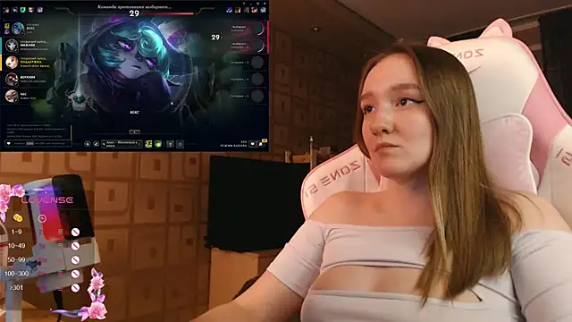 MoonlishSiren online show from October 20, 2025, 9:04 pm