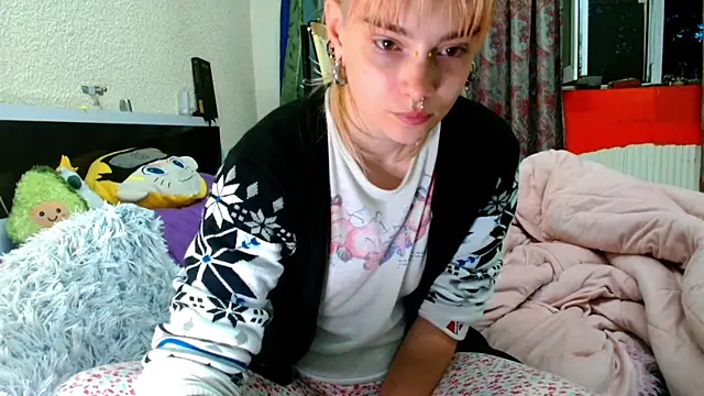 Snapshot of Sophie_Bell chatting on May 24, 2026, 6:19 pm Sophie Bell online show from May 24, 2026, 6:19 pm