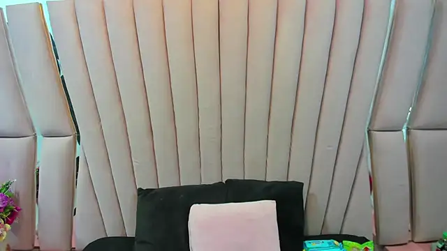 Snapshot of Aurora_18 chatting on April 17, 2026, 2:53 pm Aurora 18 online show from April 17, 2026, 2:53 pm