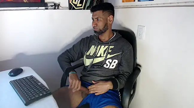 Snapshot of Enriblack92 chatting on December 3, 2024, 8:33 pm Enriblack92 online show from December 3, 2024, 8:33 pm