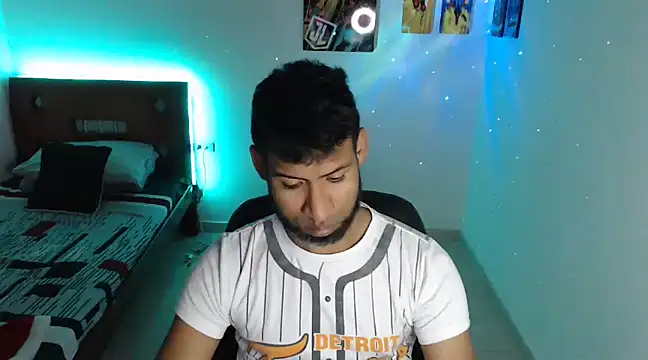 Snapshot of Enriblack92 chatting on December 26, 2024, 8:21 pm Enriblack92 online show from December 26, 2024, 8:21 pm