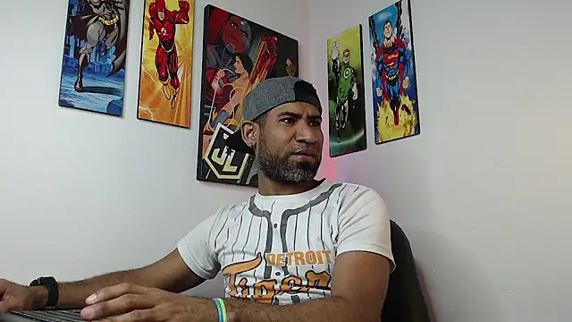 Snapshot of Enriblack92 chatting on January 17, 2025, 1:25 am Enriblack92 online show from January 17, 2025, 1:25 am