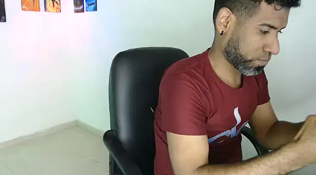 Snapshot of Enriblack92 chatting on December 23, 2024, 10:44 pm Enriblack92 online show from December 23, 2024, 10:44 pm