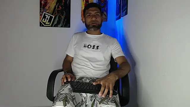 Snapshot of Enriblack92 chatting on December 21, 2024, 1:15 am Enriblack92 online show from December 21, 2024, 1:15 am