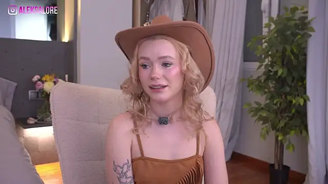 LexieLoree online show from June 22, 2026, 3:01 am