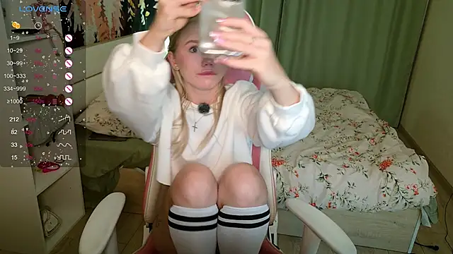 LexieLoree online show from October 4, 2025, 2:57 am