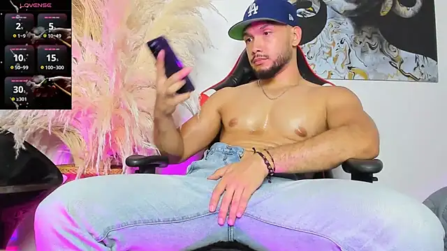 sanjuan01 online show from October 30, 2025, 8:39 pm