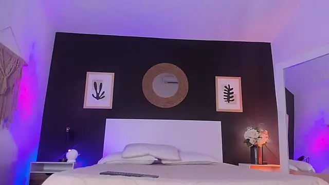 Snapshot of VioletPaket chatting on October 22, 2025, 11:42 am VioletPaket online show from October 22, 2025, 11:42 am