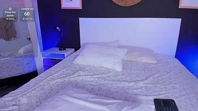 Snapshot of VioletPaket chatting on March 14, 2026, 1:06 pm VioletPaket online show from March 14, 2026, 1:06 pm