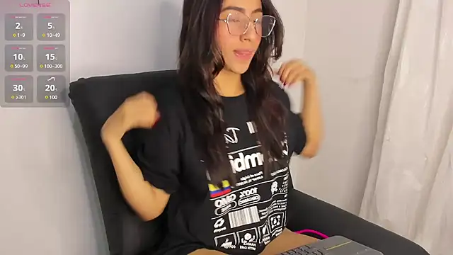 Snapshot of Samara_Bax chatting on December 4, 2024, 12:35 am Samara Bax online show from December 4, 2024, 12:35 am