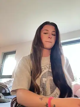 Mia-Minou online show from November 25, 2025, 12:38 pm