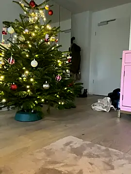 Mia-Minou online show from December 4, 2025, 2:05 pm