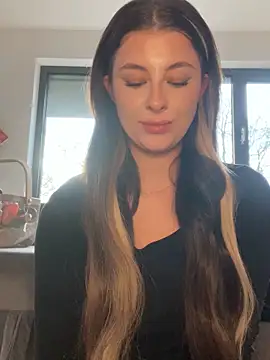 Mia-Minou online show from November 17, 2025, 2:32 pm