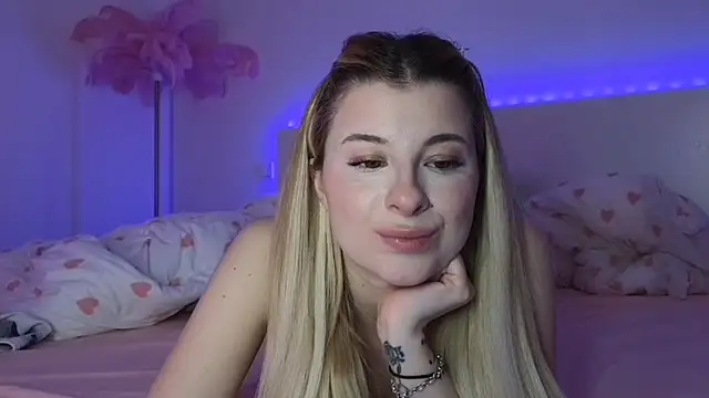 Snapshot of Mia-Minou chatting on March 4, 2025, 9:00 pm Mia-Minou online show from March 4, 2025, 9:00 pm