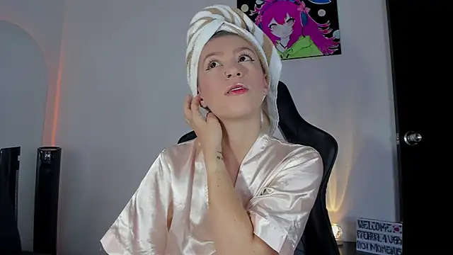 roxanne jones1 online show from May 26, 2026, 6:39 pm
