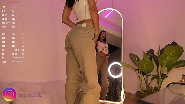 Snapshot of tinymoon- chatting on March 19, 2025, 10:53 pm tinymoon- online show from March 19, 2025, 10:53 pm