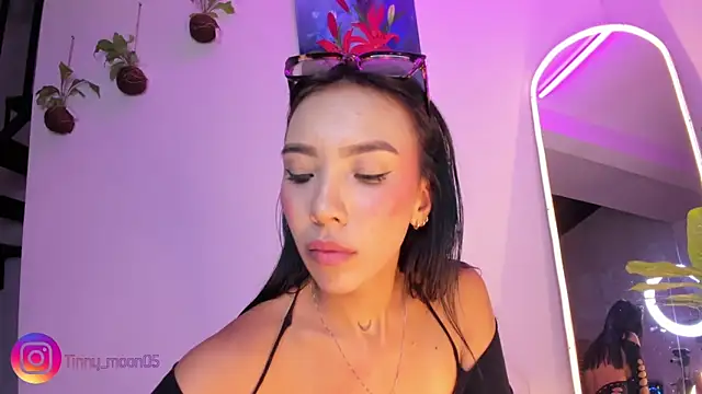 Snapshot of tinymoon- chatting on March 7, 2025, 2:25 am tinymoon- online show from March 7, 2025, 2:25 am