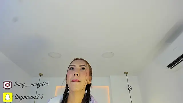 Snapshot of tinymoon- chatting on February 8, 2025, 10:39 am tinymoon- online show from February 8, 2025, 10:39 am