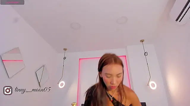 Snapshot of tinymoon- chatting on February 3, 2025, 2:34 pm tinymoon- online show from February 3, 2025, 2:34 pm