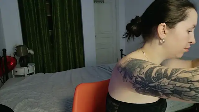 VioletCatt online show from April 7, 2026, 5:42 am