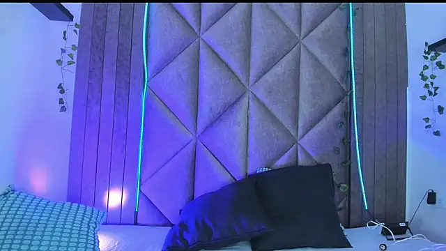 AmyPalmmer online show from November 8, 2025, 11:47 am