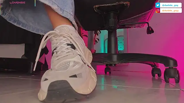 charlotte  grey online show from October 19, 2025, 11:46 am