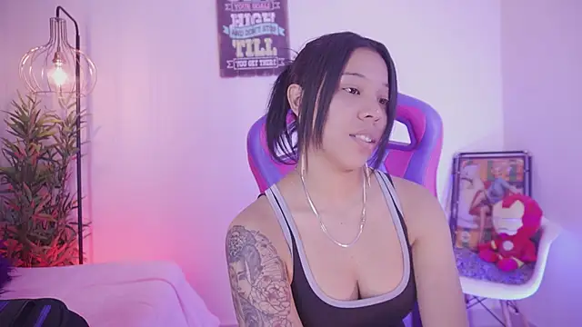 madelyn rose  online show from November 25, 2025, 2:12 am