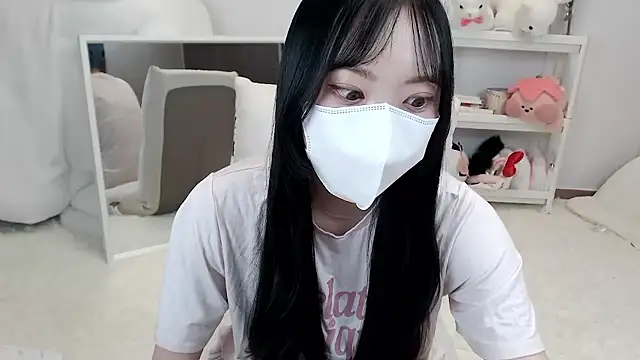 Snapshot of momo_room chatting on June 5, 2026, 11:27 am momo room online show from June 5, 2026, 11:27 am