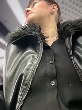 Snapshot of ZhenjaPoledance chatting on December 19, 2025, 10:06 am ZhenjaPoledance online show from December 19, 2025, 10:06 am