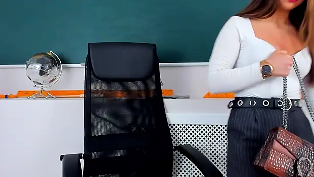 CamillaLarson online show from November 25, 2025, 2:45 am