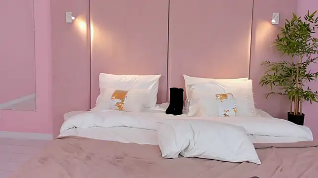 CamillaLarson online show from February 6, 2025, 10:36 am