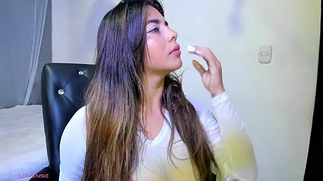 1julianasalazar online show from January 7, 2026, 10:04 pm