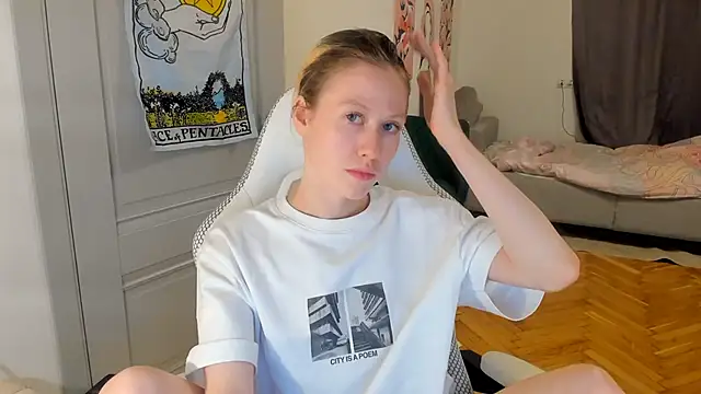 Snapshot of Silly__Milly chatting on December 5, 2024, 5:01 pm Silly  Milly online show from December 5, 2024, 5:01 pm