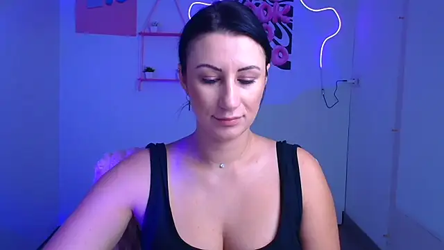 Loren Moa online show from November 12, 2025, 1:04 pm